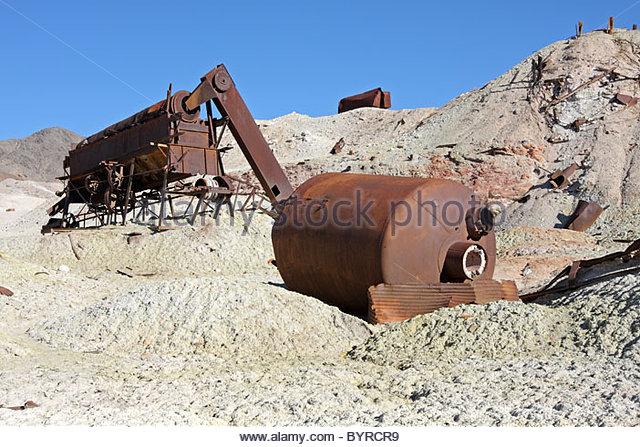 abandoned-mining-equipment-crater-sulfur-mine-near-death-valley-national-byrcr9.jpg