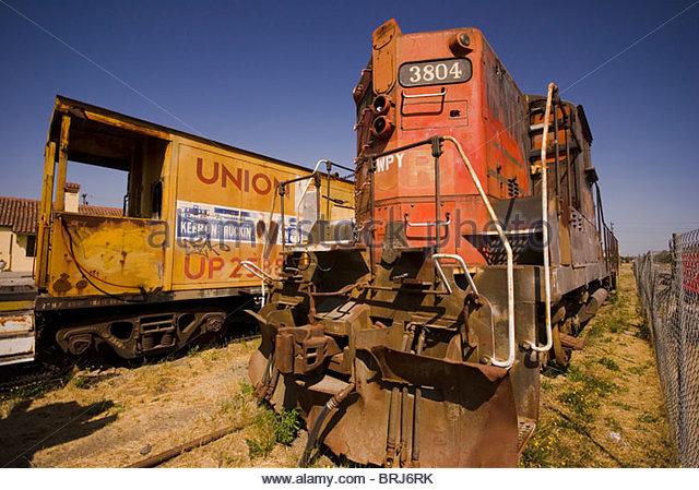 abandoned-union-pacific-railway-equipment-petaluma-california-usa-brj6rk.jpg